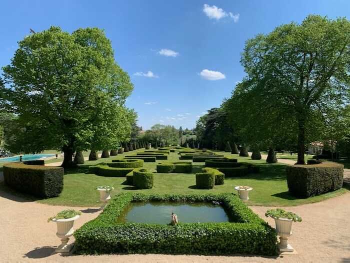 Führungen und Spaziergänge, die von den Besitzern der Gärten des Château de la Rivière kommentiert wurden