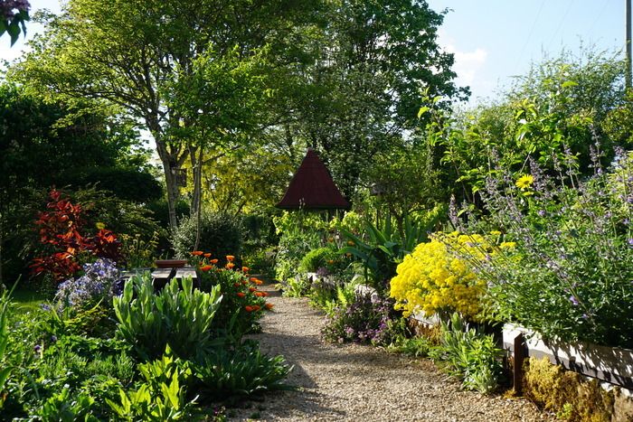 Dieser Garten mit vier Händen wurde vor fast 40 Jahren angelegt und erstreckt sich über eine Fläche von ca. 5.000 m². Schöne und großzügige Gemüsegärten, Teiche, Blumenwiesen, glückliche Tiere, origin