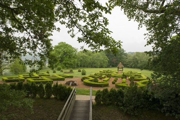 Thematische Tour "Das Schloss und sein Garten" im Schloss, gefolgt von einer Verkostung von Weinen und Getränken der Firma Arbor Aether am Ende der Tour.