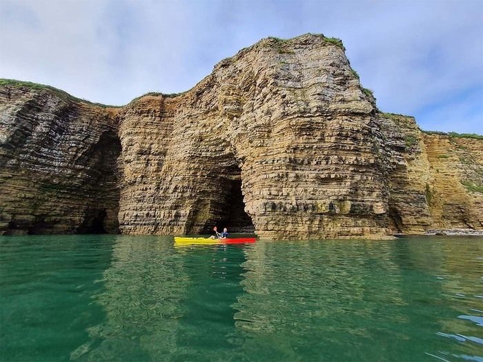 Embarquez sur un kayak sit on top au départ de Vierville sur Mer situé sur le secteur des plages du débarquement nommé "Omaha Beach" pour une balade nautique de 2h en compagnie d'un moniteur.
(2h)...