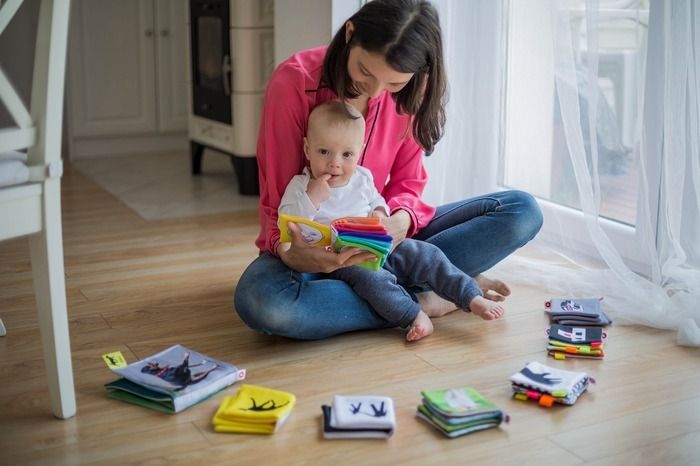 Un atelier pour développer la coordination,  le tout-petit prend conscience de son corps.