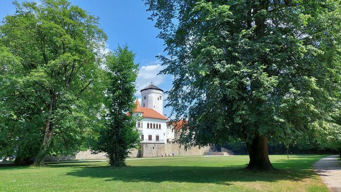 10:00 - 10:40 Theater RosArt Kinder & 180;s Show namens NA SKOK geeignet für Kinder ab 3 Jahren, aber wird die ganze Familie unterhalten. 1:00 p.m. - 2:00 p.m. Führung durch den Budatín Park mit dem …