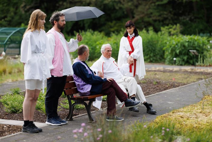 Shakespeares beliebte Komödie „Much Ado About Nothing“ in Originalsprache, inszeniert für den Botanischen Garten Frankfurt. Die gesamte Gartenlandschaft wird zur Bühne.