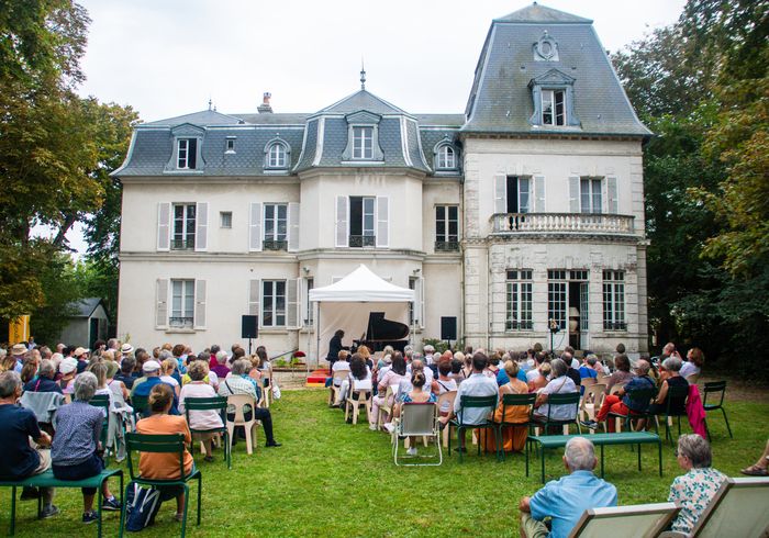 Pour la 4ème édition, "Villas en Musique" propose à tout public d’assister à des concerts dans les jardins de villas cabourgeaises remarquables. Le rendez-vous a été conçu afin de lier patrimoine arc…