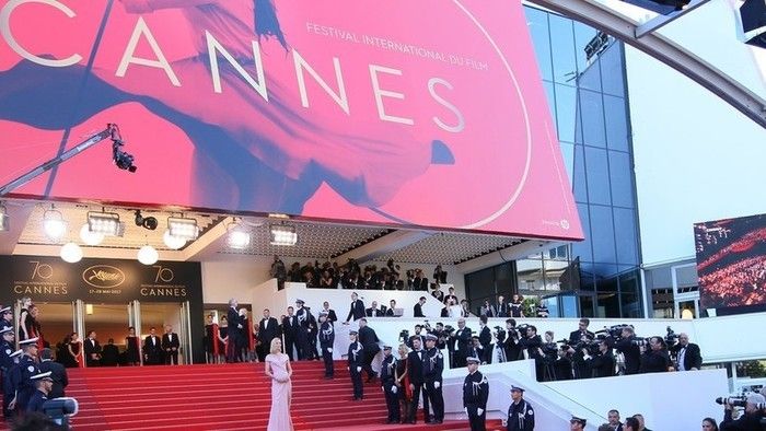 Retransmission en direct de la soirée d’ouverture du Festival de Cannes, de la montée des marches à la Cérémonie officielle, suivi de la projection en avant-première du film d’ouve...