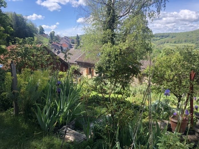 In diesem Jahr verlässt der Hügel seinen Laden in Flavigny, um sich im schönen historischen Dorf Salmaise niederzulassen, wo der Buchhändler die Türen seines Gartens und seines Hauses öffnet.