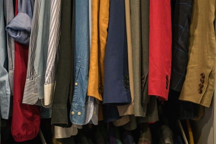 Vous y trouverez des vêtements pour grand·es et moins grand·es, des chaussures, des écharpes...de quoi vous habiller ou vous déguiser ! L'occasion d'adopter des habits et de déposer en échange...