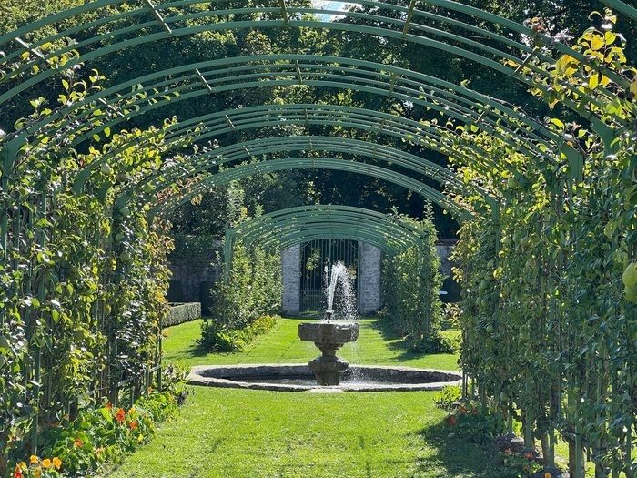 Das Schloss, umgeben von Mauern auf fast 4 Hektar, besteht aus einem großen englischen Park an seiner südlichen Fassade, im 19\. Jahrhundert geschaffen. Es steht unter Denkmalschutz und ist von...