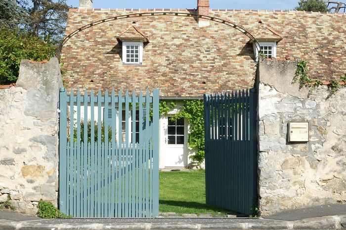 Freier Spaziergang in einem romantischen Landschaftsgarten von 800 m² mit Gemüsegarten. Kreation im Jahr 2014\. Künstlerische Begegnungen mit Ausstellung und Verkauf: Bukolische Blumenkreationen aus D