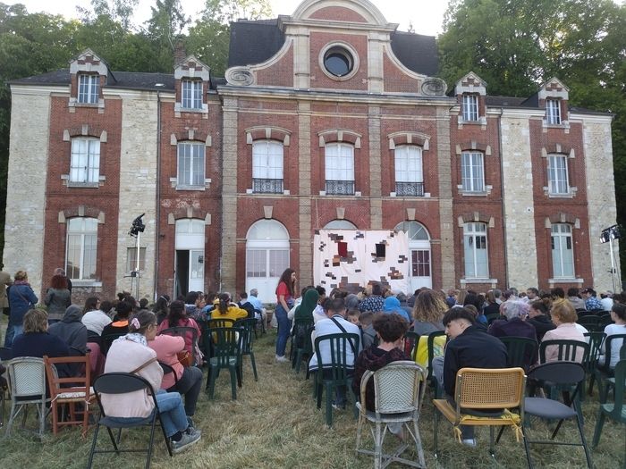 Die Schüler der Internationalen Akademie der darstellenden Künste von Versailles interpretieren das Meisterwerk «Die Hochzeit von Figaro» von Beaumarchais in den Gärten des Schlosses unter der Leitung