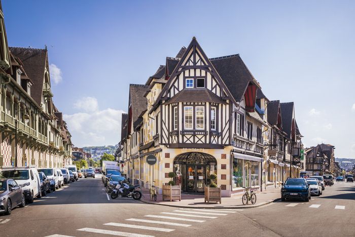 1912, le Printemps est le premier grand magasin à s'implanter hors de Paris pour accompagner ses clients sur leur lieu de villégiature : Printemps Deauville est né. Le magasin s'installe dans une bât…