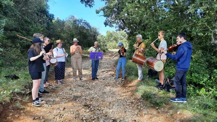 Dieses traditionelle Musikensemble vereint Schüler von Galouets/Tamburin (provenzalische Instrumente), Dudelsack, Oboen des Languedoc, Flöten, Violinen, Akkordeons, Klarinetten, Perkussion....