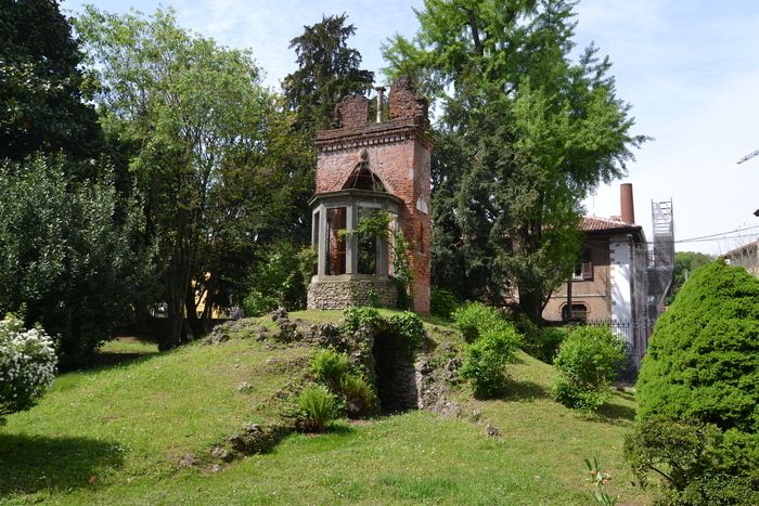 Guided visit to the park and to the external pertinences of Villa Zari, with story of botanical curiosities and history of the villa.