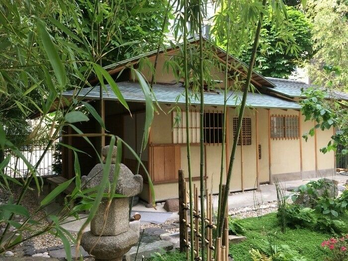 Der offene und helle Garten, der 2018 von den Architekten Agnès Latour-Kurashige und Jean-Sébastien Cluzel angelegt wurde, beherbergt ein authentisches Teehaus (chashitsu), das 2001 von Japan gestifte