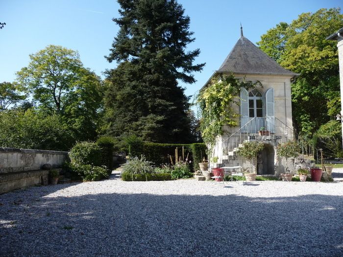 Gönnen Sie sich einen Ausflug zu den Jardins de la Muette, um die Freuden eines Spaziergangs in einer historischen Stätte, einem sorgfältig gepflegten Park mit ...