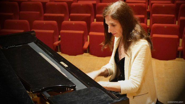 Proche des artistes du Groupe de Roubaix qu’elle a bien connus, la pianiste et compositrice Françoise Choveaux est invitée à présenter ses compositions inspirées par l’œuvre d’E. Dodeigne.