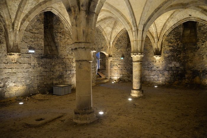 Située sous le logis du prieur (aujourd’hui Musée de la Vénerie), c’est un exemple typique des centaines de caves privées qui parsèment le sous-sol senlisien. Le prieuré et son sous-sol sont aménagés…