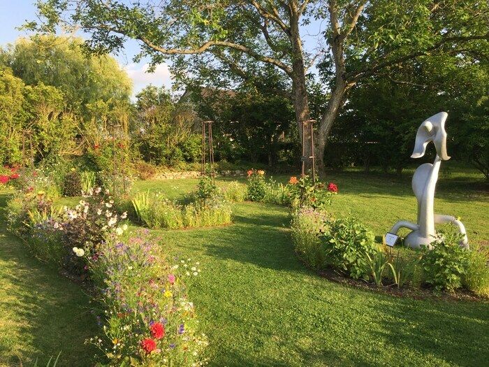 Entdeckungstour vom Place Saint-Lubin, vom Village-jardin de Yèvre-le-Châtel und insbesondere von seinem Rosengarten, der den Züchtungen von Marcel Robichon gewidmet ist, dem berühmten Rosenzüchter un