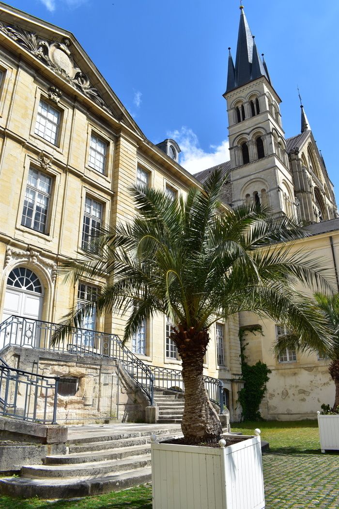 Setzen Sie sich auf eine Liege inmitten von Palmen und bewundern Sie die wunderschöne Giebelfassade der Abtei. Tapetenwechsel ist garantiert!