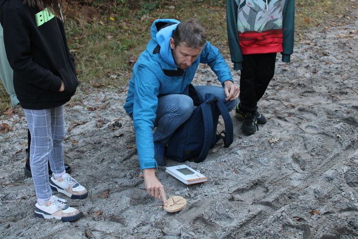 Recherchons les traces de vie des animaux dans la nature !