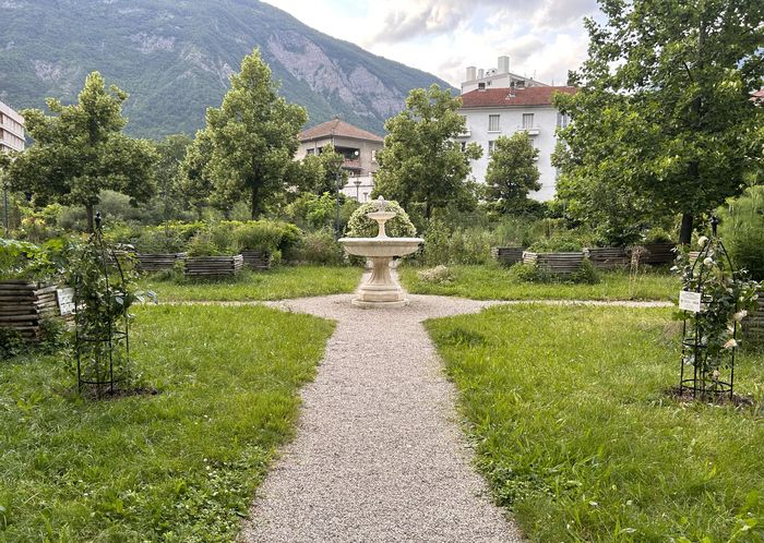 Lernen Sie Dominique Villars und seine Geschichte auf dieser botanischen Tour kennen und entdecken Sie die Heilpflanzen. Besuch von Dr. Serge Krivobok, Dr. in der Apotheke, ...