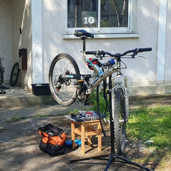 Devenir vélonome avec les bénévoles de l'AU5V pour entretenir son vélo