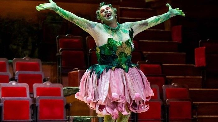 En direct du Palais Garnier 
    La séance débutera par une présentation à 19h15 avant le spectacle à 19h30.