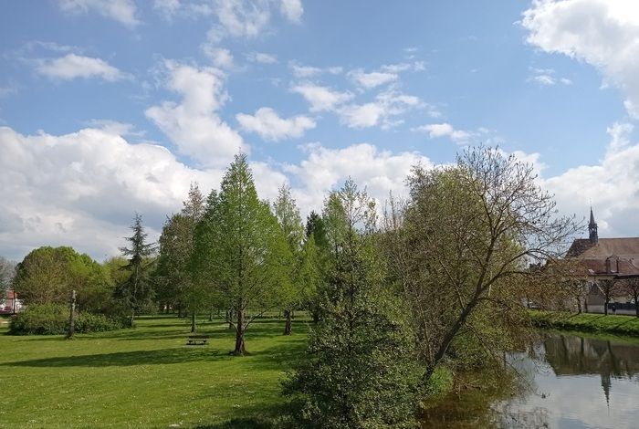 Anlässlich der «Rendez-vous aux jardins 2024» sind Sie zum Park am Ufer des Serein eingeladen. Dort können Sie Ruhe und Gelassenheit genießen. Ein Picknickbereich steht Ihnen zur Verfügung.