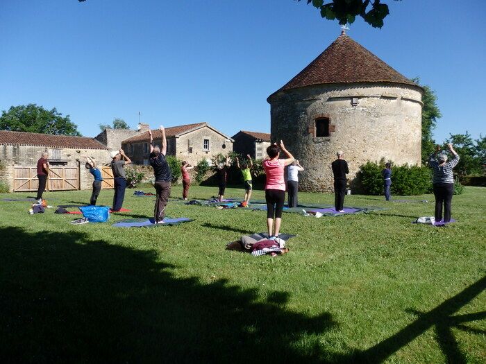 Yoga-Einführungskurs im mittelalterlich inspirierten Garten - Organisiert von Au Coeur du Bocage Association - kostenlos