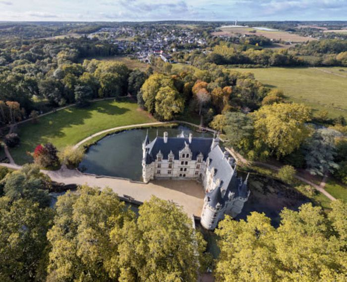 Der Park des Schlosses Azay-le-Rideau, der von der Indre durchquert wird und aus gewundenen Alleen und einem Arboretum besteht, wurde in der zweiten Hälfte des 19\. Jahrhunderts nach den Regeln der La