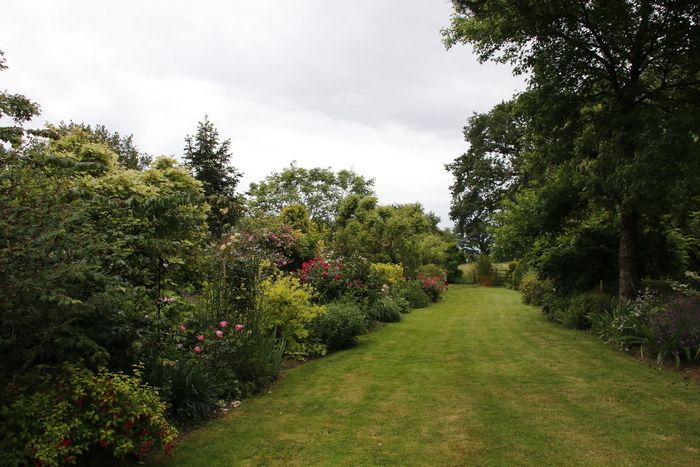 Garten von ca. 6500m2 mit abwechslungsreichen Atmosphären: üppige und frische Orte, andere kahl und hell, intime Ecken oder Pausen, pflanzliche Szenen, begleitet von Steinen, Holz und...