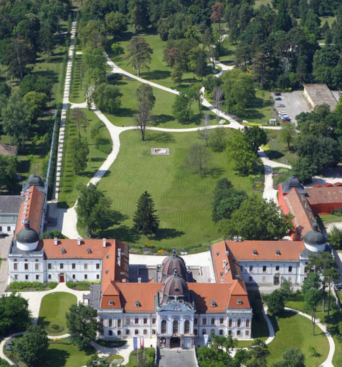 Wir werden die Geschichte des Baus des Schlosses, die Umgestaltung des Parks, den englischen und französischen Garten und seine Nutzung kennenlernen. Während der Tour machen wir auch einen Spaziergan…