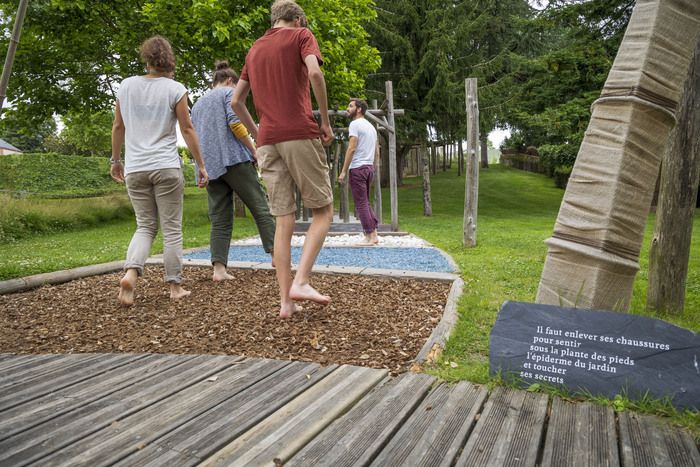 Genießen Sie einen spielerischen Parcours für Ihre 5 Sinne und insbesondere für den Tastsinn. Die Besucher sind hier eingeladen, barfuß auf etwa zwanzig organischen oder mineralischen Materialien zu g