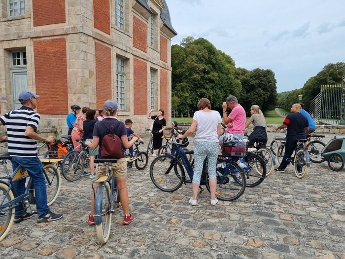 Entdecken Sie die 98 Hektar unseres Gartens auf einer Fahrradtour. In Begleitung eines erfahrenen Führers erkunden Sie die Wanderwege, auf denen Sie die Geschichte des Parks kennenlernen. Sie können a