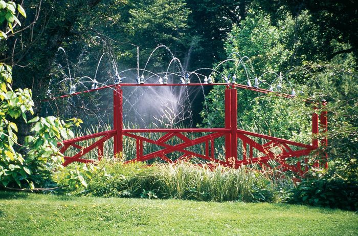 Ein großer Spaziergang erwartet Sie inmitten der überraschenden Wassergärten: Chinesische Brücke, Musen-Salon, Kristallbaum, Wasserfall der Schildkröten, Tempel der Gelassenheit bis zur Statue von Cle