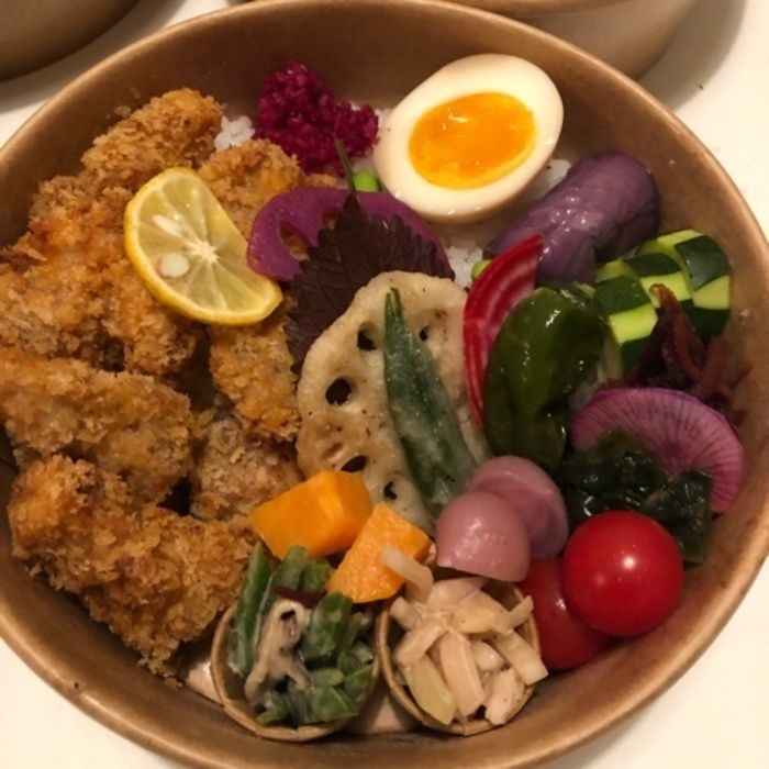 Vente de nourriture japonaise dans une boîte-repas (Bento)