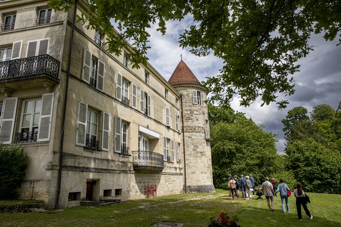 (Re)découvrez les richesses du cœur de Saint-Dizier, son histoire et son patrimoine, à travers une balade en ville, en passant par les jardins de la Sous-Préfecture, le château construit au XIIIe siè…