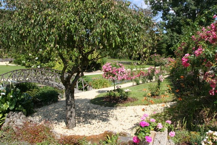 Entdecken Sie den Parcours der 5 Sinne, der die vielen Facetten der Rose enthüllt. Bewundern Sie entlang der Gassen am Wasser den bemerkenswerten Baum, machen Sie eine entspannende Pause in der Crêper