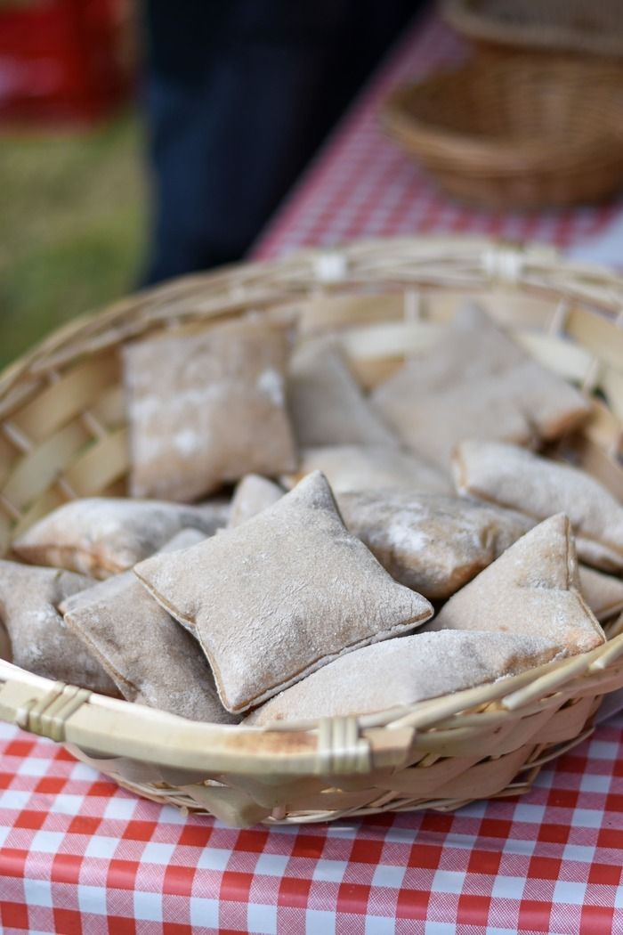 Tauschen Sie sich mit unserem Bäcker aus, beobachten Sie das Backen in unserem Ofen aus dem 15\. Jahrhundert und genießen Sie eine köstliche Peitsche mit Beilagen und Getränken unserer lokalen Produze