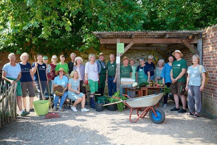 Zaungespräche mit den Ehrenamtlichen. Entdeckung der sechs Themengärten des Küchengartens Schloss Eutin mit allen Sinnen. Catering aus der GartenShowküche und Führungen.