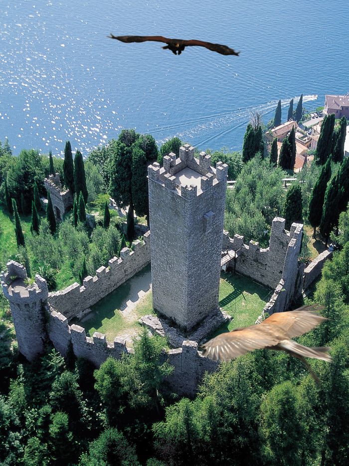 Visit to the castle of Vetzio and its updated gardens