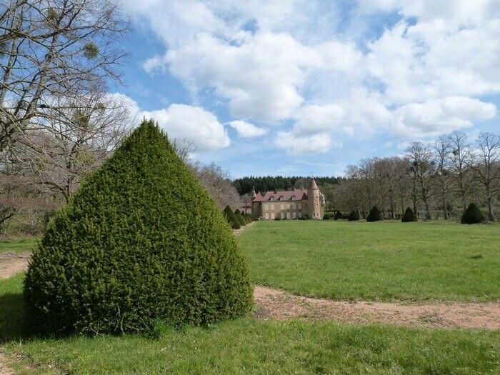 Park im französischen Stil, der Le Nôtre zugeschrieben wird, bestehend aus einer Esplanade, die eine sehr schöne Aussicht auf die Monts du Roannais schafft. Besonders schön ist der Garten Aubépin von