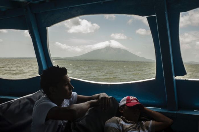 Canadienne installée en France, la photographe documentaire Adrienne Surprenant (Time, The Guardian, Le Monde…) parcourt le monde pour en montrer la réalité crue. En 2014, elle suit, au...