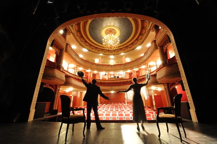 Cette ancienne halle au blé du XIXe siècle, remaniée en théâtre à l’italienne en 1906, dévoile son décor des années 1920 sans oublier les Fontes d'Art d'artiste de renom.