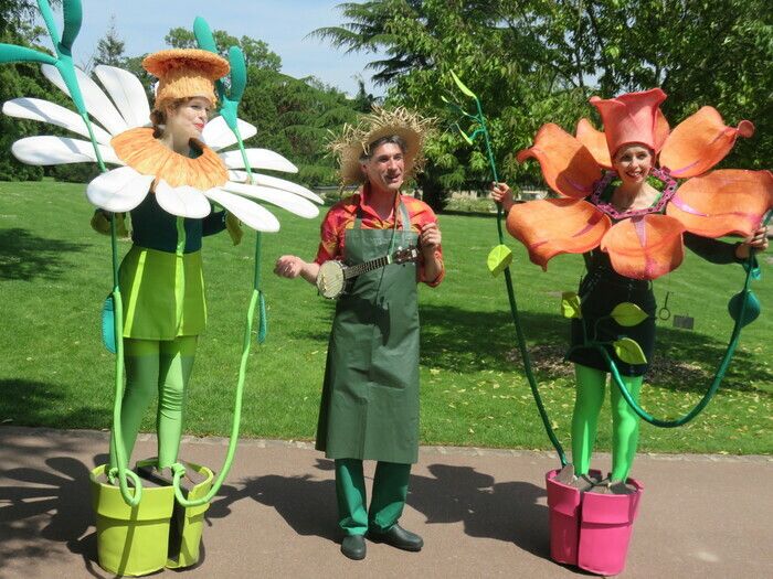 Rose et Marguerite, les deux plus belles fleurs du jardinier Hyacinthe, sortent pour la première fois de leur pépinière avec un rêve secret : passer à Star de Graines, le concours de chant de fleurs !