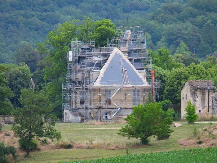 Vous aurez l'opportunité de visiter l'important chantier de restauration de la toiture en présence de l'entreprise Buguet accompagnée de ses maîtres charpentiers.