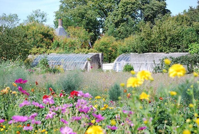 Im 19\. Jahrhundert existierte im ländlichen Frankreich nie ein Schloss allein. Er ist von Nebengebäuden umgeben, die es ihm ermöglichen, sich selbst zu versorgen: einen Gemüsegarten, einen Hühnerstal