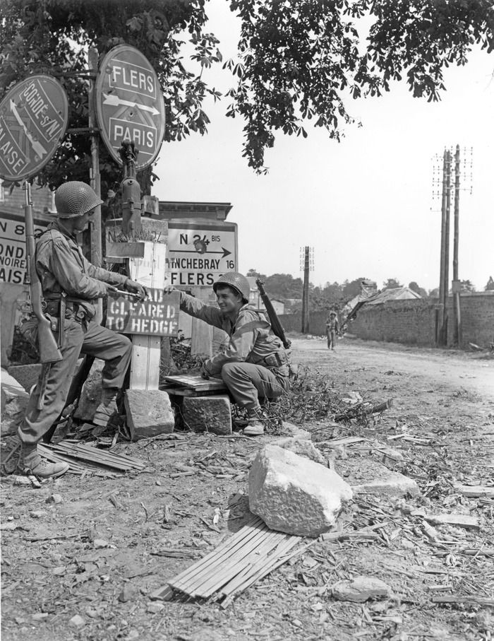 Découvrez des dizaines de photos, d’objets, de documents et de témoignages qui font revivre, dans la Porte-Horloge, l’été le plus long de l’histoire de Vire. Dévastée par les bombardements du 6 juin,…