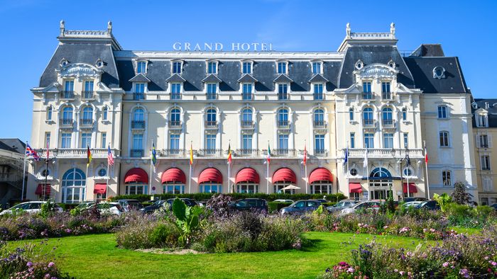 Découvrez la chambre Marcel Proust au Grand Hôtel de Cabourg. Cette chambre est l'une de celles que l'écrivain a occupées lors de ses séjours à Cabourg. Visite guidée par groupe de 10 personnes penda…