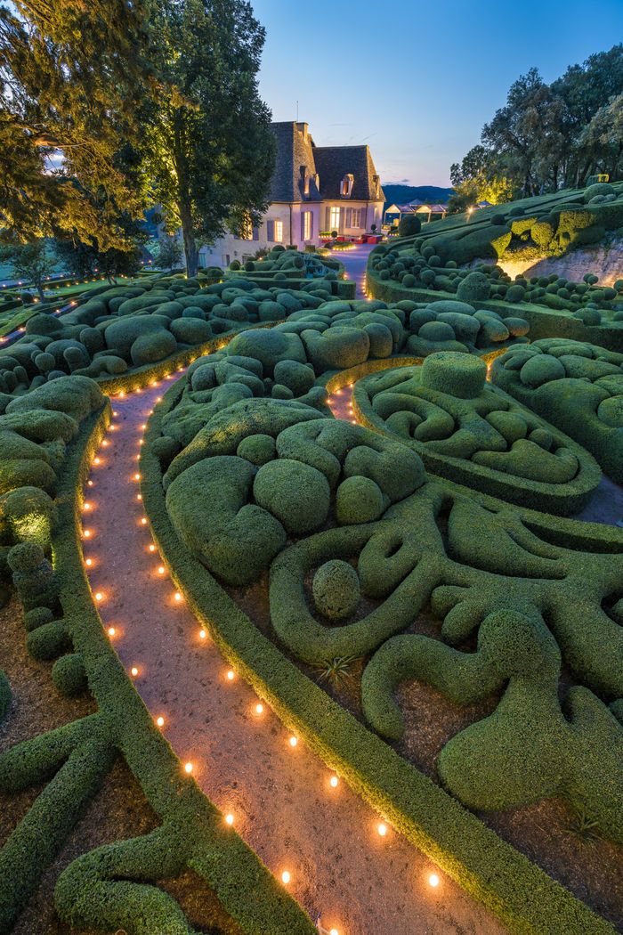 Von Sonnenuntergang bis Mitternacht sind die Gärten von Marqueyssac mit tausend Lichtern beleuchtet und bieten einen nächtlichen Spaziergang mit Familie oder Freunden. 2000 Kerzen werden im...